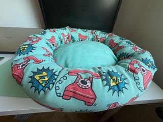 Cama redonda mascotas - roja y verde agua