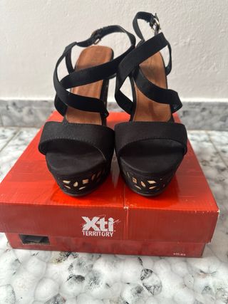 Cuñas negras doradas - talla 40