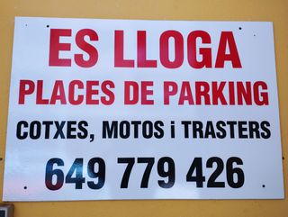 Plaçes de pàrquing cotxes motos i trasters.