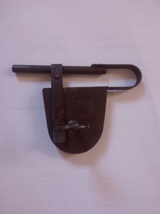Candado antiguo de hierro forjado