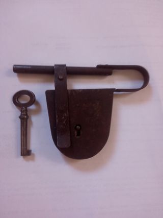 Candado antiguo de hierro forjado