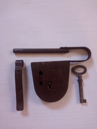Candado antiguo de hierro forjado