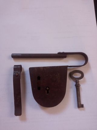 Candado antiguo de hierro forjado