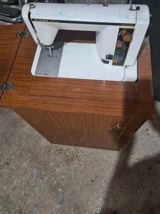 Máquina coser antigua de madera