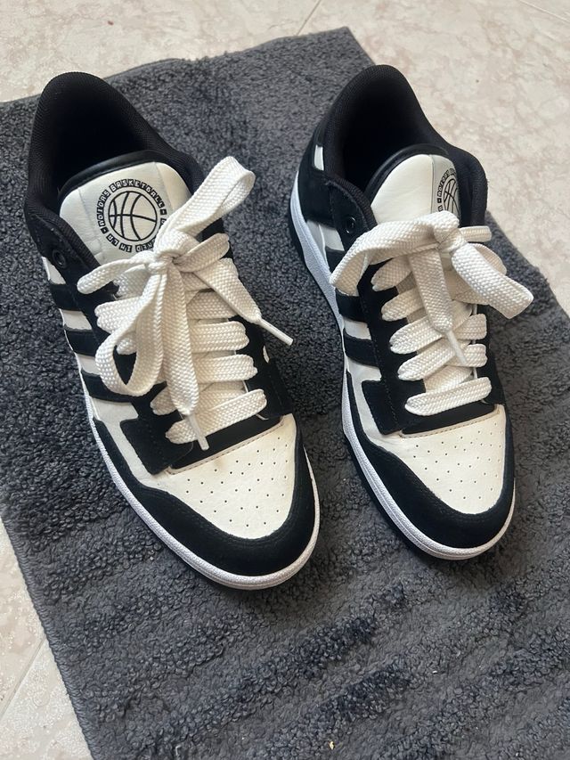 Zapatillas Adidas de forma clasica-deportiva