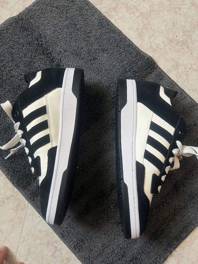 Zapatillas Adidas de forma clasica-deportiva