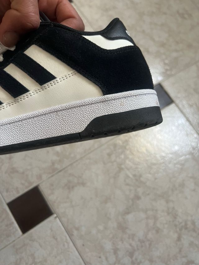 Zapatillas Adidas de forma clasica-deportiva