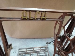 Máquina de coser Alfa antigua