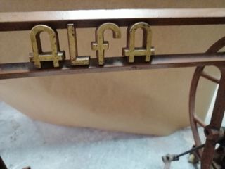 Máquina de coser Alfa antigua