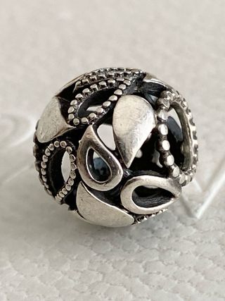 Charm Pandora ORIGINAL - Bola calada hoja
