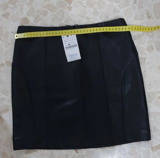 Mini falda negra cuero
