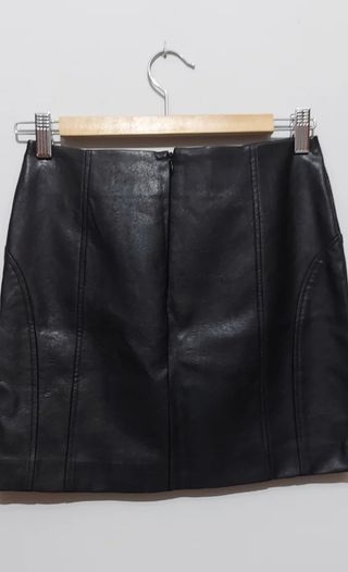 Mini falda negra cuero