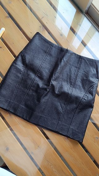 Mini falda negra cuero