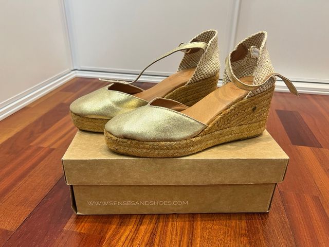 Cuñas doradas de piel, sin estrenar T39