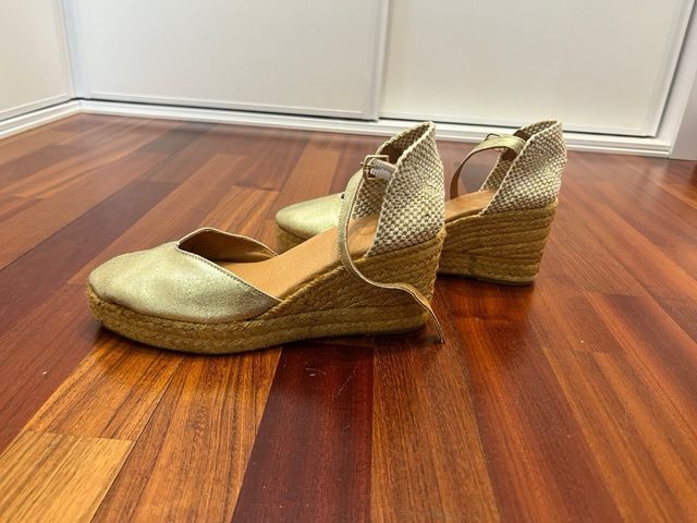 Cuñas doradas de piel, sin estrenar T39