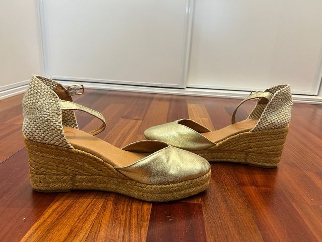 Cuñas doradas de piel, sin estrenar T39