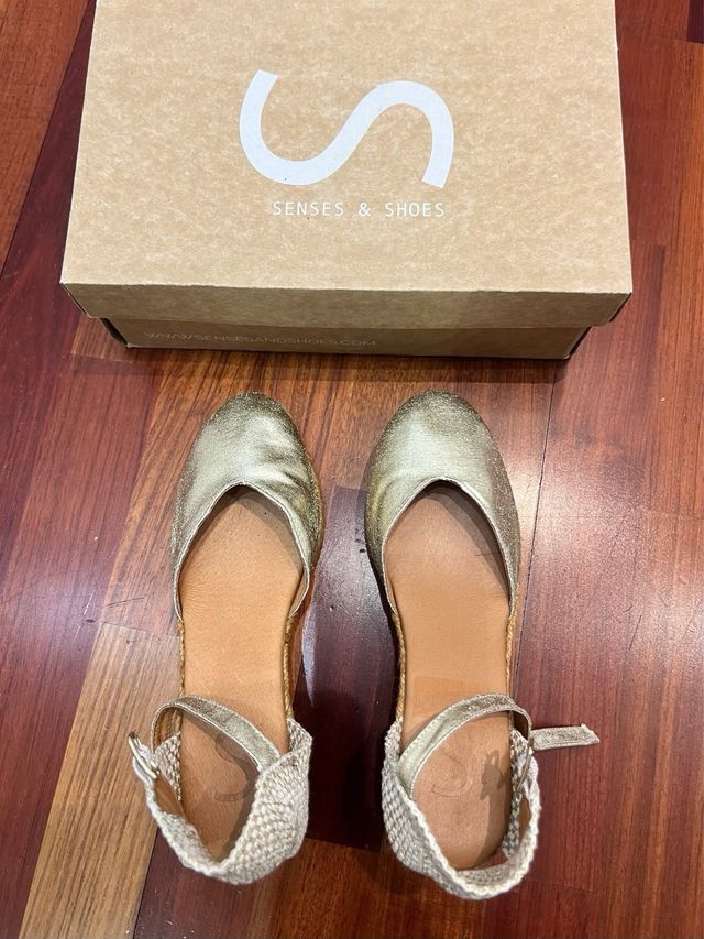 Cuñas doradas de piel, sin estrenar T39