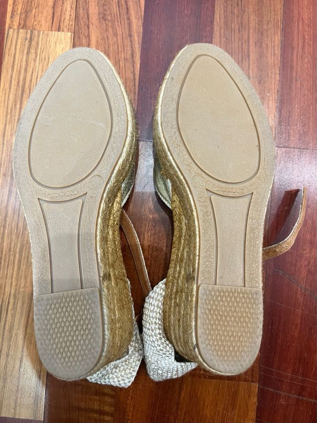 Cuñas doradas de piel, sin estrenar T39