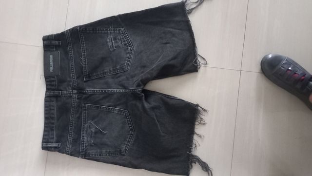 Bermuda vaquera Pull&Bear negra, talla 19