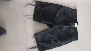 Bermuda vaquera Pull&Bear negra, talla 19