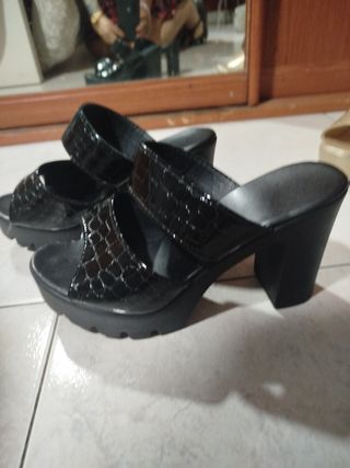 Tres pares de Zapatos plataforma mujer negros y do