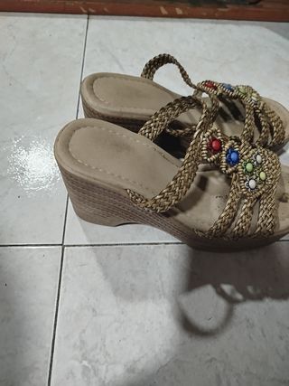 Tres pares de Zapatos plataforma mujer negros y do