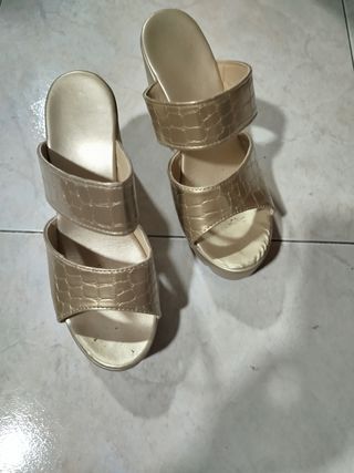 Tres pares de Zapatos plataforma mujer negros y do