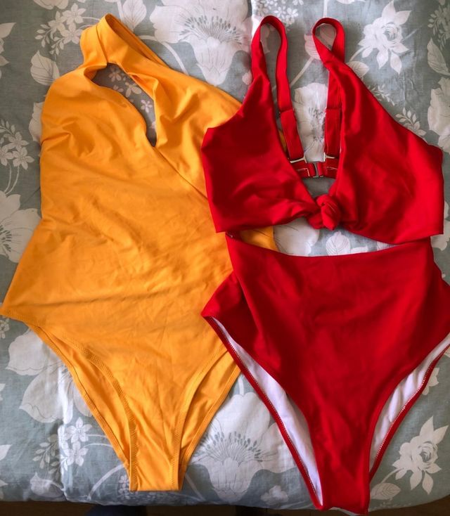 Bañadores rojos y amarillos