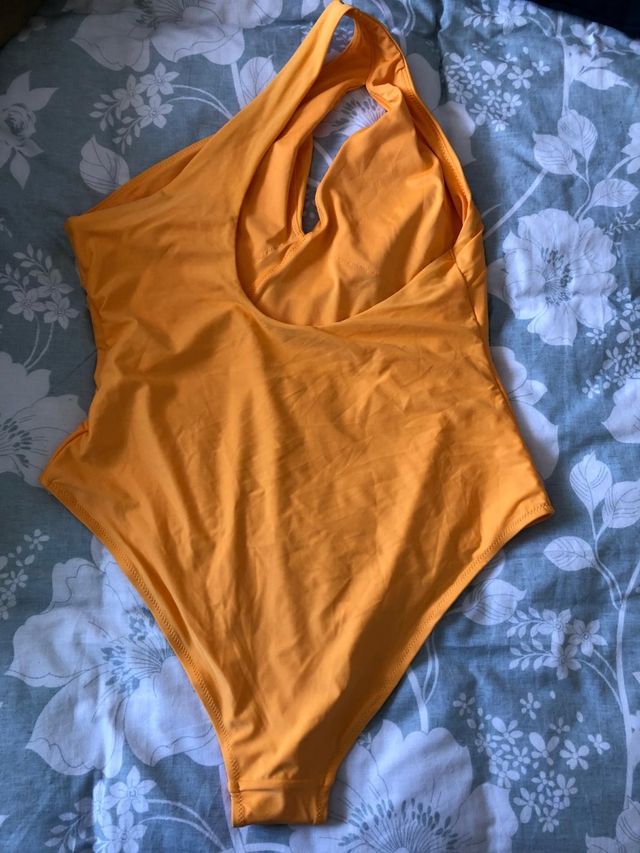 Bañadores rojos y amarillos