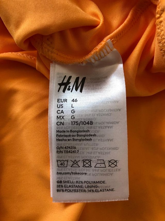 Bañadores rojos y amarillos