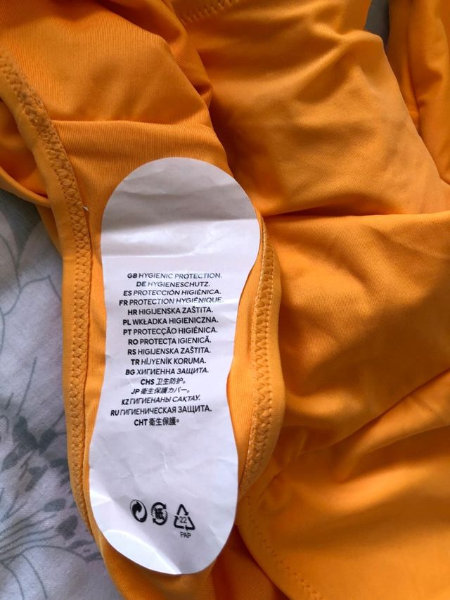 Bañadores rojos y amarillos