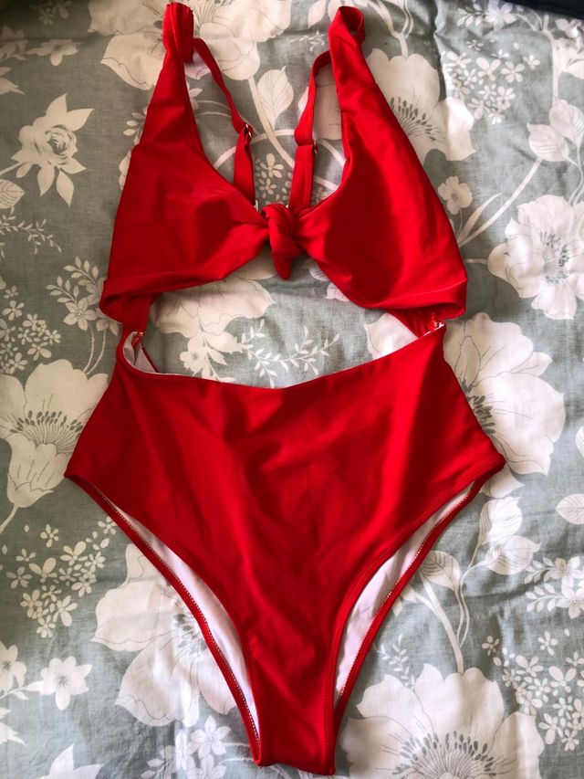 Bañadores rojos y amarillos