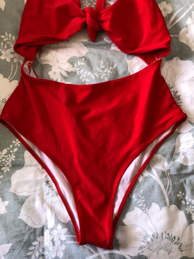 Bañadores rojos y amarillos