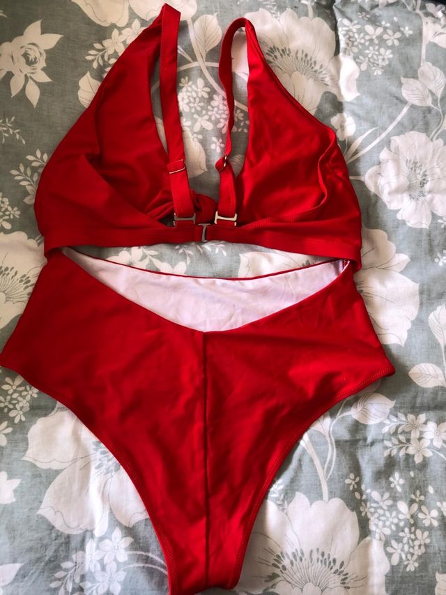 Bañadores rojos y amarillos