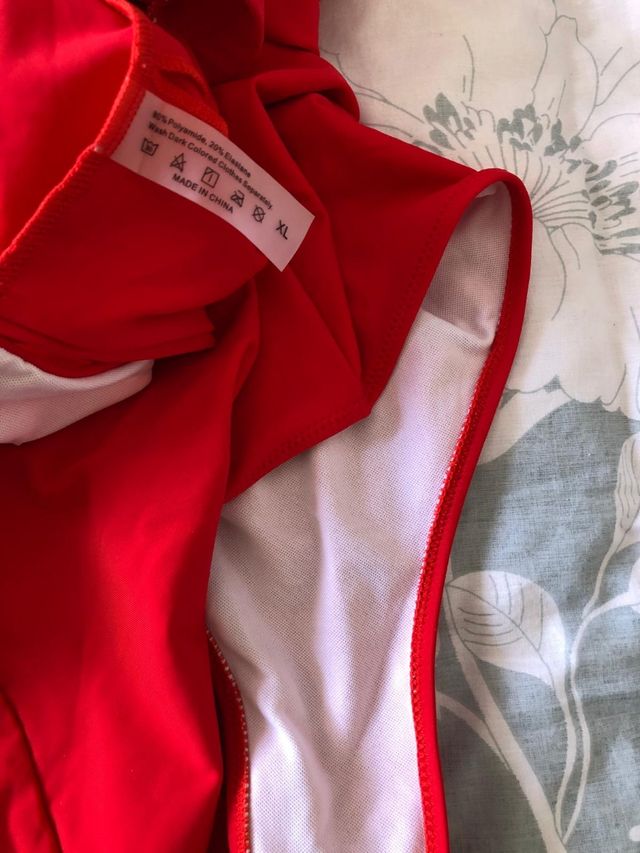 Bañadores rojos y amarillos