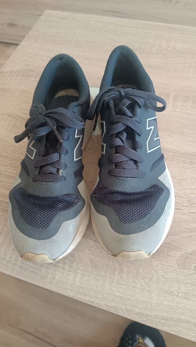 Zapatillas New Balance grises y azules