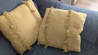 Dos cojines Kenay Home mostaza