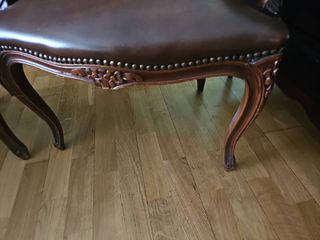 Butaca modelo chesterfield de madera y cuero
