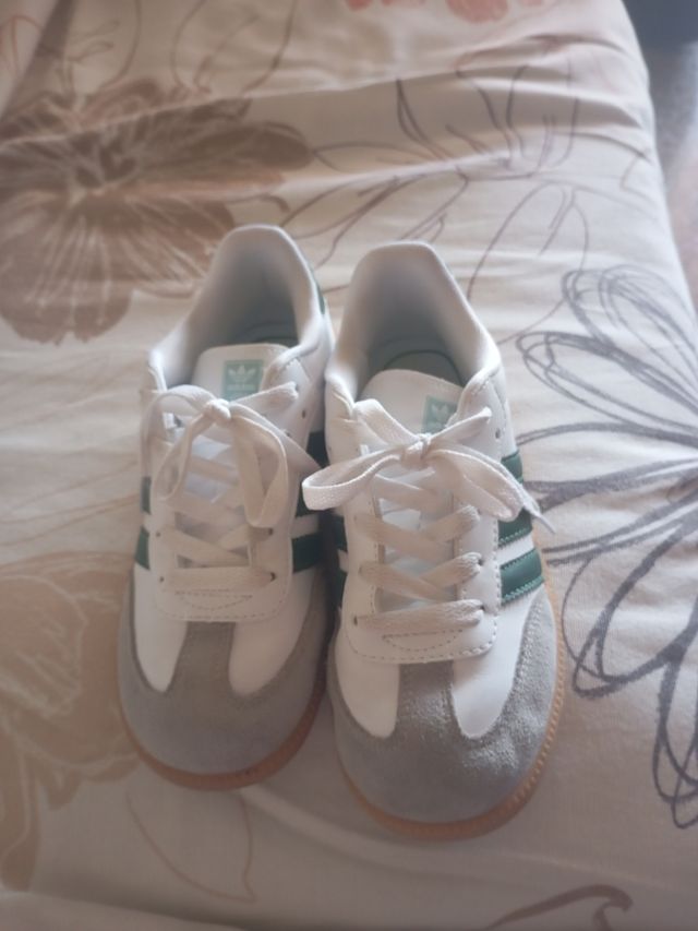 Zapatillas blancas y verdes