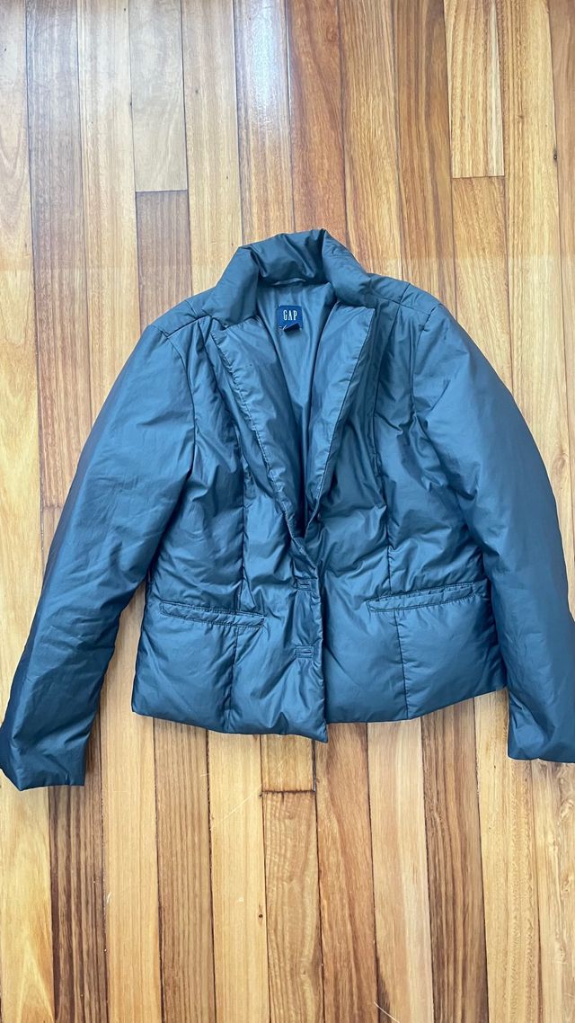 Chaqueta negra Gap  con plumas