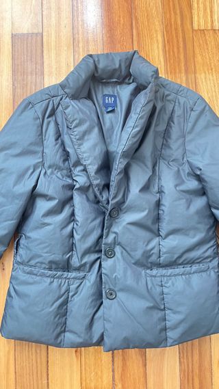 Chaqueta negra Gap 
con plumas
