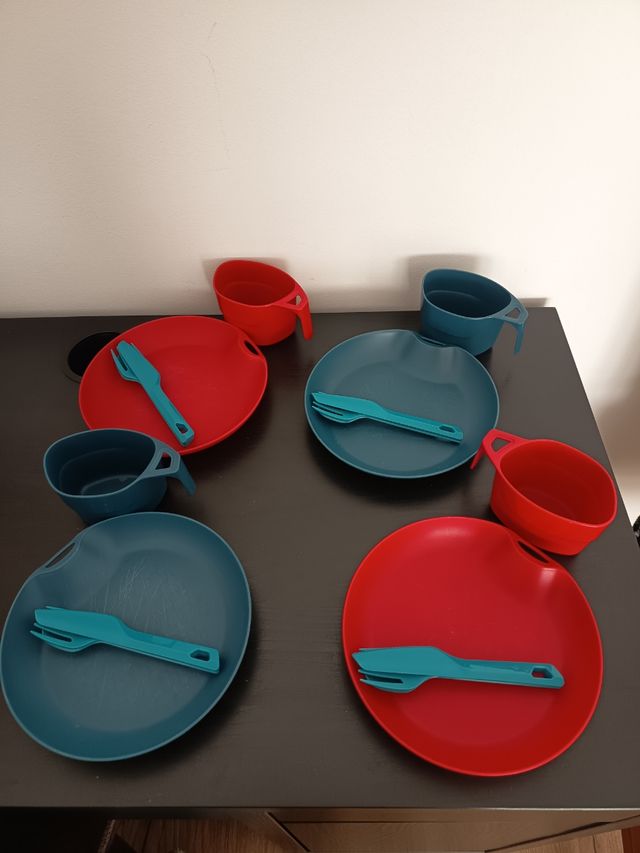 Vajilla Camping Quechua .