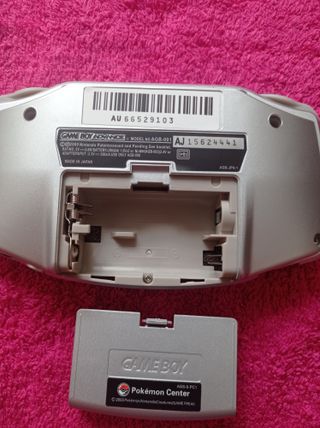 GAME BOY ADVANCE PLATEADA CON CARCASA POKÉMON FUNC
