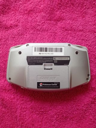 GAME BOY ADVANCE PLATEADA CON CARCASA POKÉMON FUNC