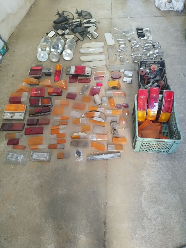 LOTE 168 RECAMBIOS COCHES CLASICOS