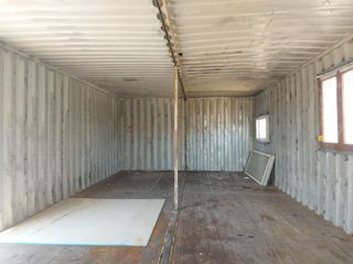 Contenedor marítimo con ventanas 

