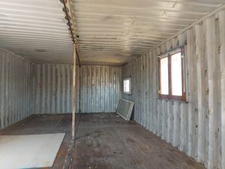 Contenedor marítimo con ventanas