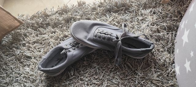 Scarpe grige da tutti i giorni 