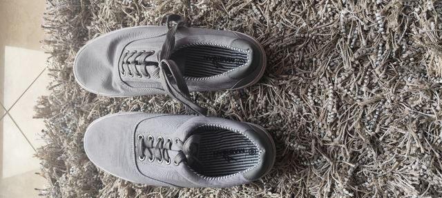 Scarpe grige da tutti i giorni 