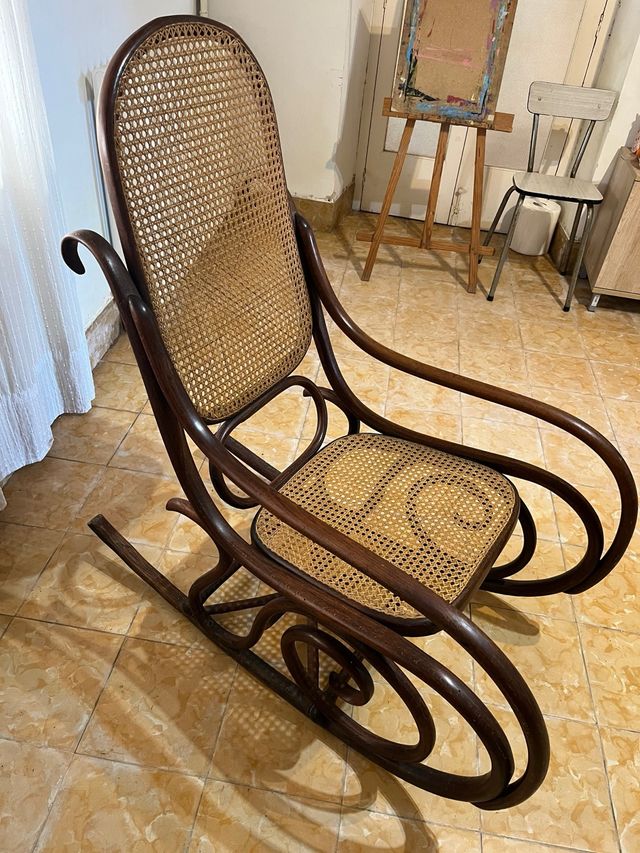 Poltrona antica in legno e vimini rustica